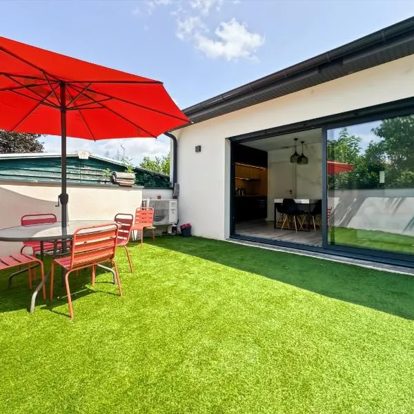 Modern 2 bedroom house, sleeps up to 6, hotel in Saint-Didier-de-Formans