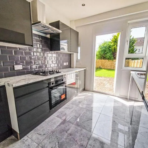 Modern and stylish 3 bedroom 2 bathroom west end house with Free WiFi and parking, hotel i Scotstoun West Station