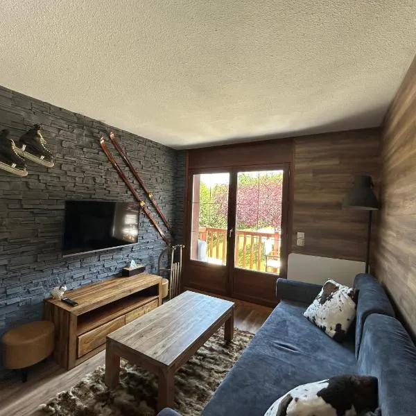 Appartement rénové au pied des pistes avec piscine, sauna, linge inclus et animaux acceptés, hotel in Flumet
