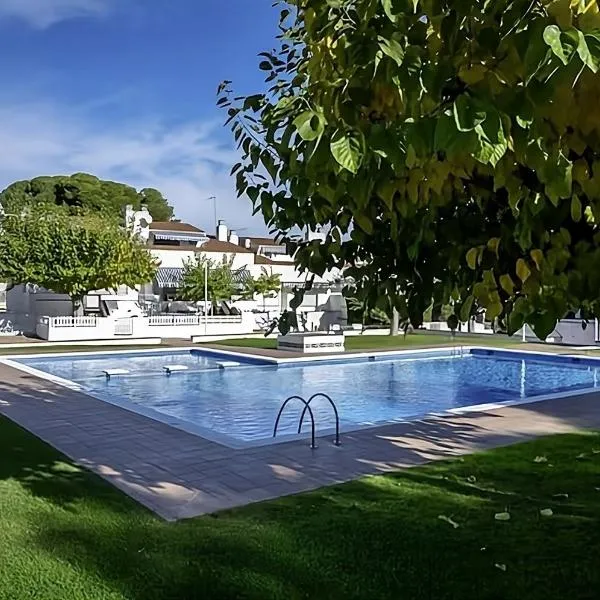 Apartamento con piscina, hotel in Torredembarra