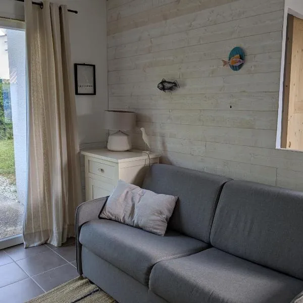 Petite Maison Chaleureuse avec piscine, hotel in Dolus d'Oléron
