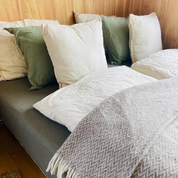 Vestvågøya में, होटल Nykmark - Eco House - Room Ristinden