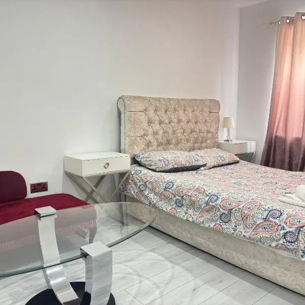 Nicely furnished 2 Bedroom Property Independent with Parking, hotel in High Wycombe