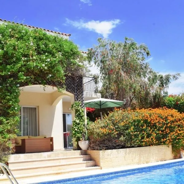 Villa Talassa with optional HEATED POOL, JACUZZI and 4x4 CAR, hotel in Peyia