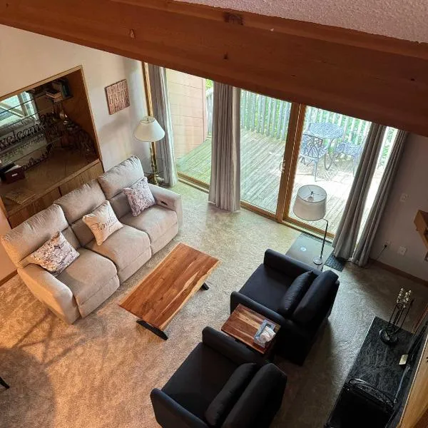 Top Floor Luxury, Sauna, Private Pool, Lake Bellaire Beach, 5 beds, 4 full bath, hotel in Bellaire