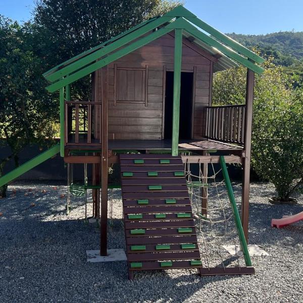Casa recém reformada, 3 quartos e com playground