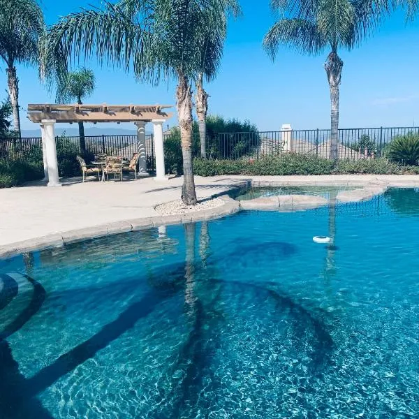 High End Triplex with Pool, hotel in Riverside