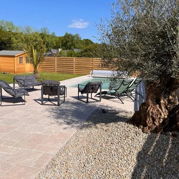 Chambres d'hôtes avec piscine chauffée jusqu'à sept inclus ,TERRA COTTA et TAUPE, hotel em Lanvollon