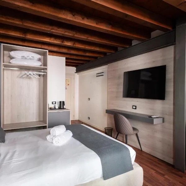GuestHost - Santo 86 Luxury Rooms, hotel in Padova