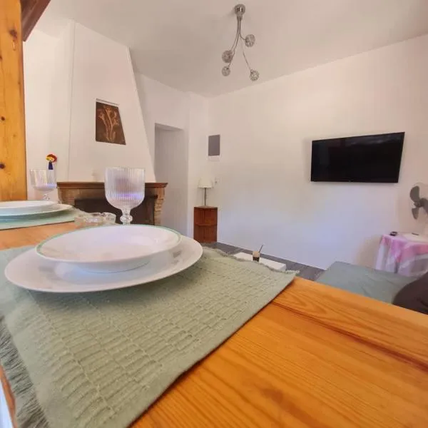 Modern traditional tranquil house with garden, hotel v destinaci Nea Makri