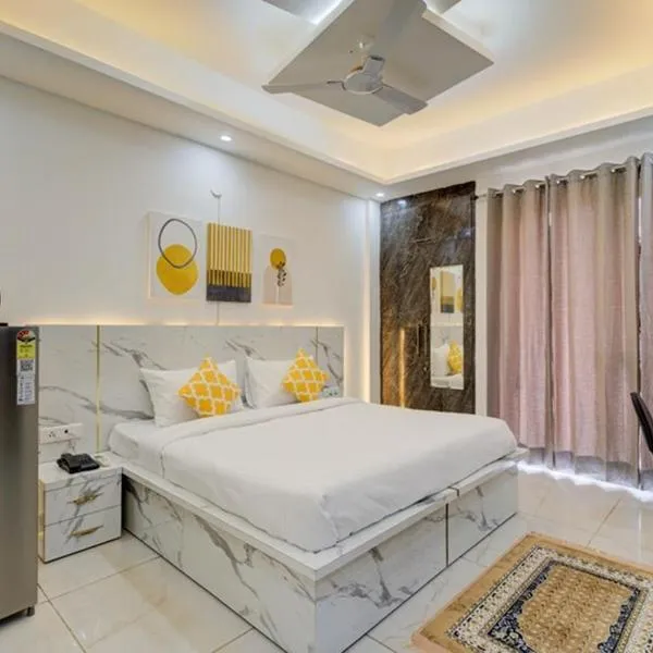Luxury Studio Apartment with Kitchenette & Private Balcony ,Gurugram, hotel di Gurgaon