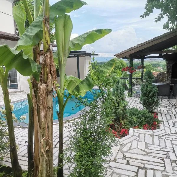 Garden- pool apartman, hotel in Petrovice Donje