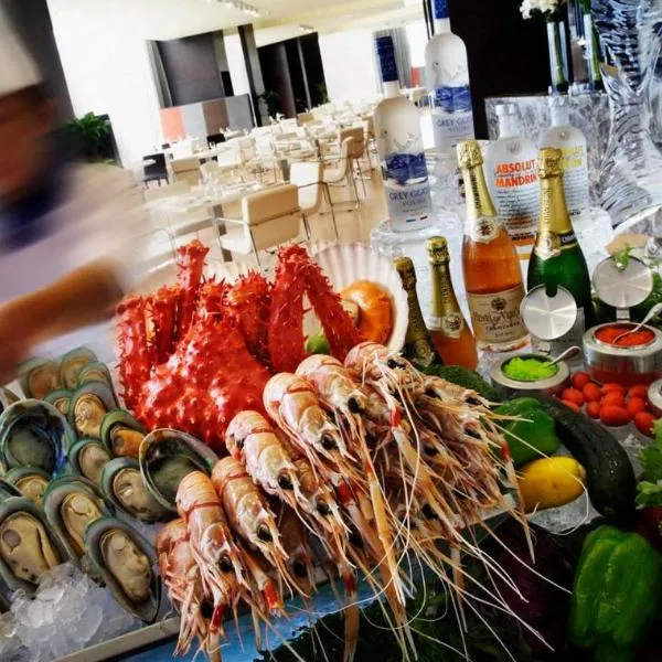 InterContinental Beijing Beichen by IHG l Walking Distance to Bird's Nest & Water Cube & Metro Station l Interconnected with China National Convention Center l Award-winning Club Lounge with Mixologist l Direct Metro Line to Wangfujing, hotel di Beijing