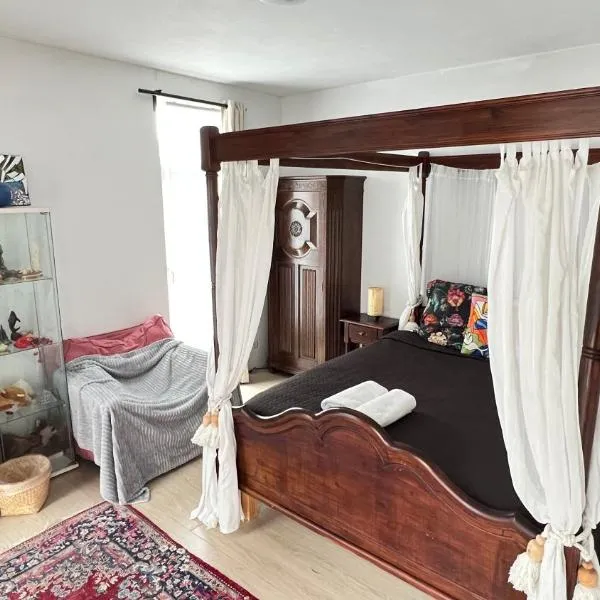 Two nice rooms in residential area with private bathroom, hotel v destinaci Almere