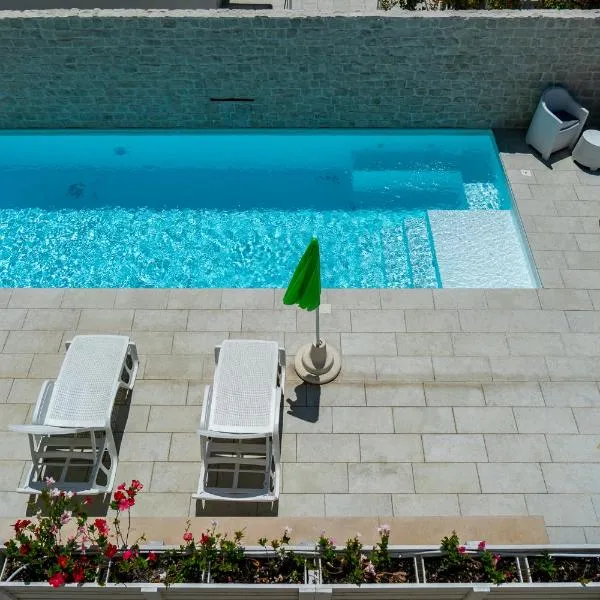 Villa Mediterranea Apartments - Seaview, Pool & Garden, hotel u Bariju