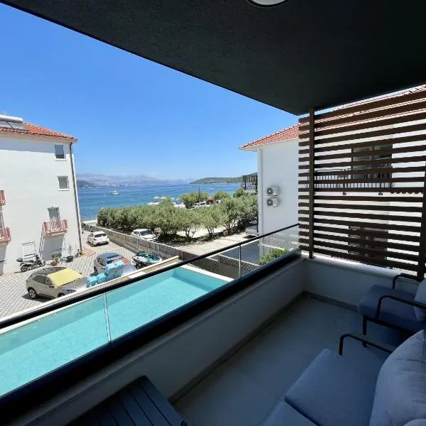 Sea Slatine I - Modern apartment with pool - 30 meters from the beach, hotel i Slatine