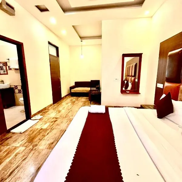 Hotel Woodcrest by Sidham Group !! Comfortable and Peaceful Stay !! Top Rated !! Preferred Hotel Chain, hotel em Chandīgarh