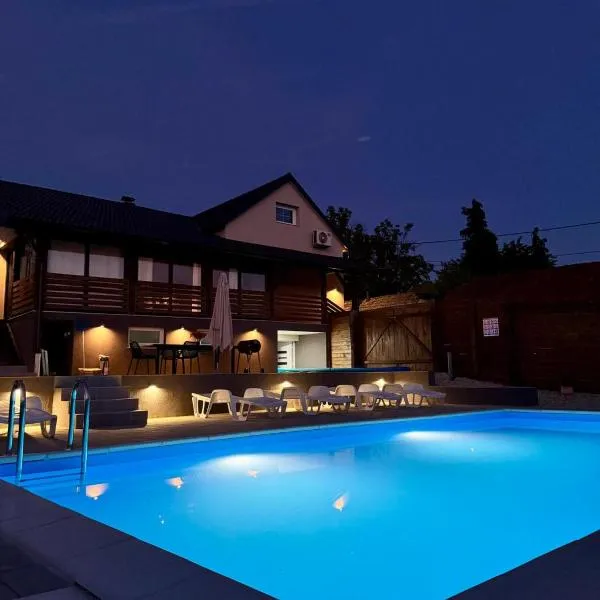 Natura Lux Holiday House with Pool and Jacuzzi, Hotel in Veliko Trojstvo