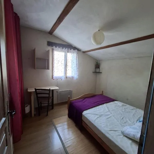 Chambre chez l'habitant, hotel em Curnier