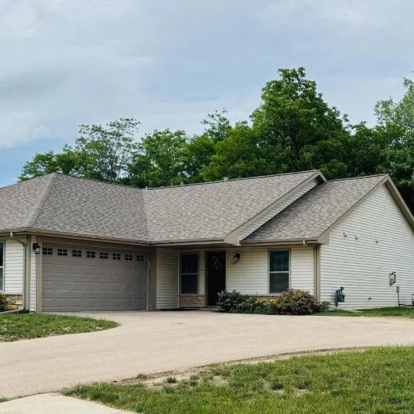 Beautiful 3 bed 2 bath condo, hotell i Loves Park