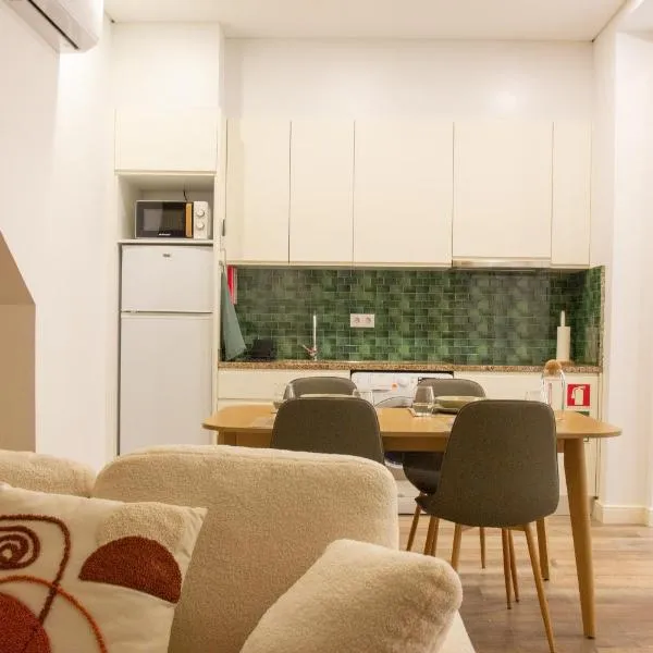 Peaceful & Spacious 2BR w Private Patio & BBQ、ポルトのホテル