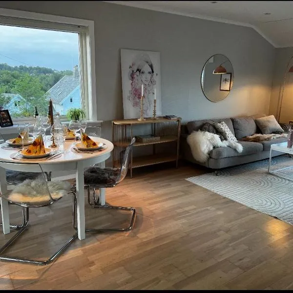 Koselig leilighet med utsikt, gåavstand fra sentrum, hotel v destinaci Stord