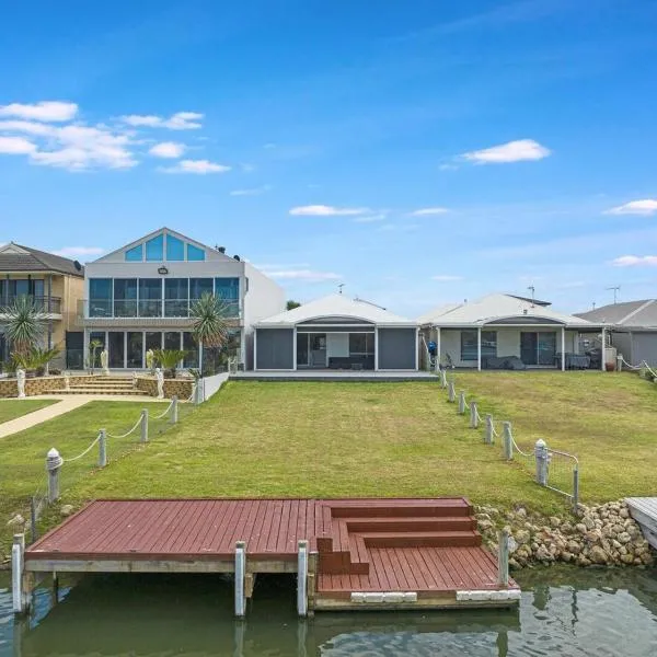 Waterfront house private jetty Kaya provided, Hotel in Hindmarsh Island