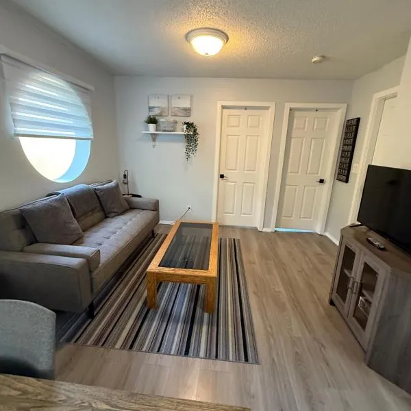 Lovely 2 bedroom condo, 2 minute walk fr downtown, hotel in Invermere