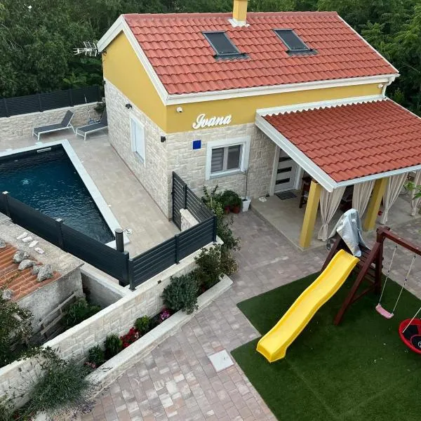 Hidden Oasis - pool, playground - 3 min from the beach、ヴィルのホテル