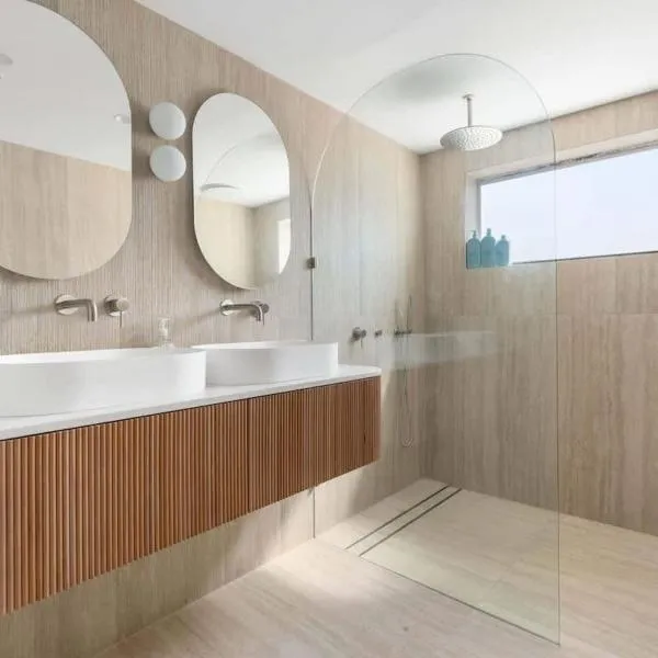 Direct Ocean Front Apartment: Redcliffe şehrinde bir otel