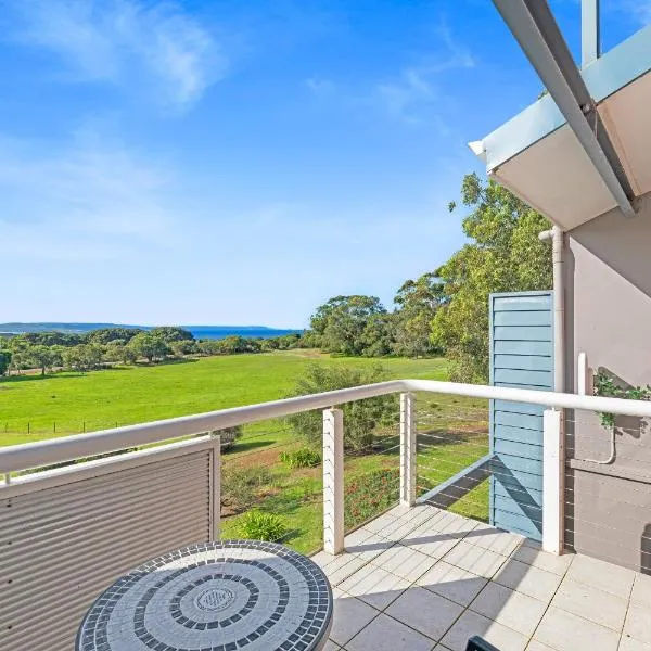 Luxurious 2-Bedroom Spa Apartment with Ocean Views, hotel i Kronkup