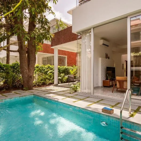 La Donaira by The Blue Kite - 2 & 3 BHK Villas with Private Pool Garden & Kitchen 10 mins to Vagator & Morjim Beach, hotel di Siolim