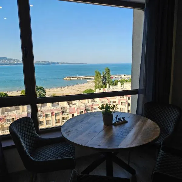 Sea view 1BR across the beach, hotel in Varna City