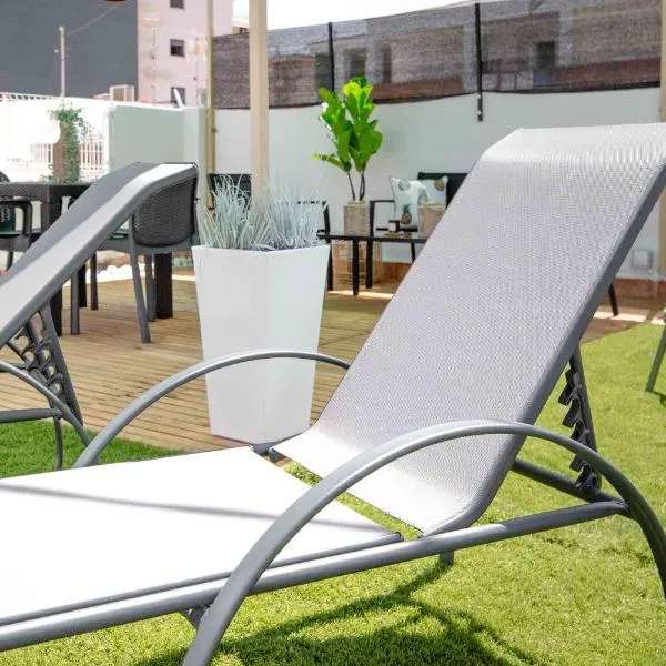 Chalet de Lujo con Azotea de Ensueño y Barbacoa "Laurum 9", hotel v destinaci Puerto de Gandía