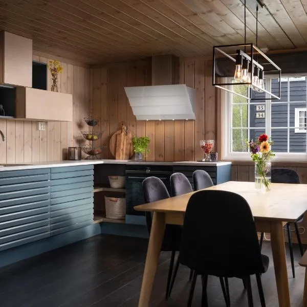 Ski and Bike in out Geilo Family Cabin Vestlia, 4BR, 2Bath, 2WC, Sauna, Free WiFi & Parking, Geilo Sommerpark & Beach, Walk to shops & train Oslo bergen, hotel v mestu Geilo