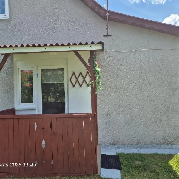 Dom Bursztynek - domek (sad), ξενοδοχείο σε Junoszyno