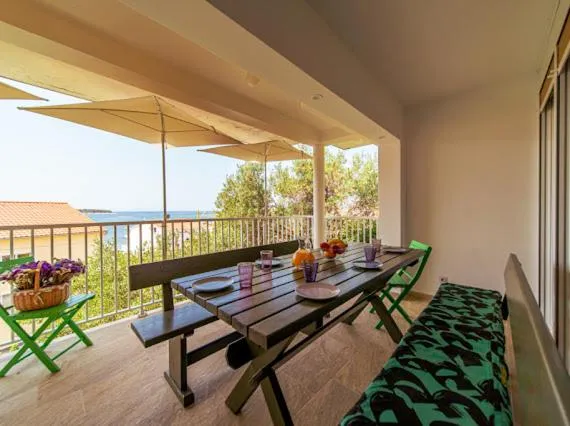 Fia 70s Beach Apartment, hôtel à Rab