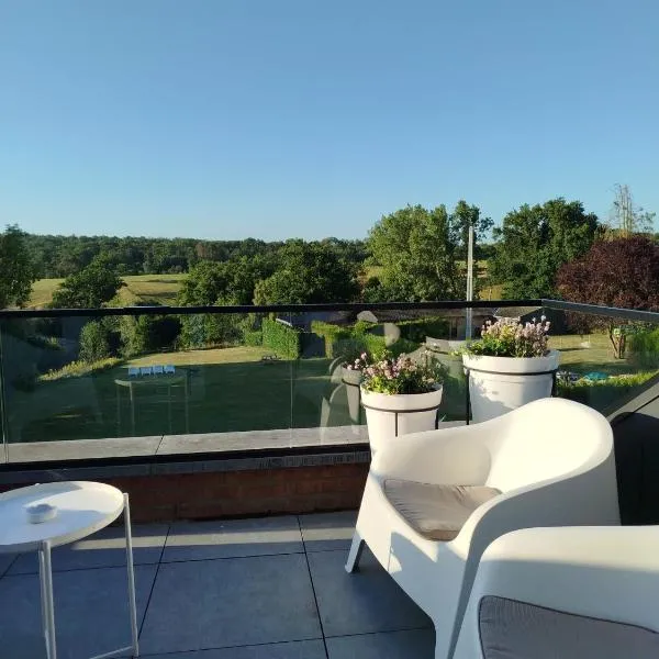 Gîte avec vue 4 personnes Ardennes - Proche de Durbuy - La Roche - 2 terrasses privatives et jardin - Parking gratuit 2 voitures, hotel u gradu Noiseux