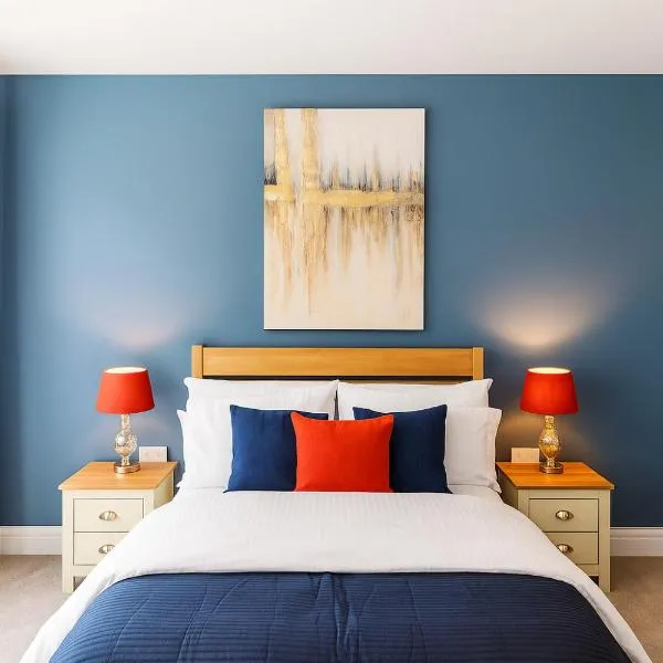 Elegant Windsor Flat - Short Walk to Windsor Castle, River Thames & Train Station, hotel in Eton