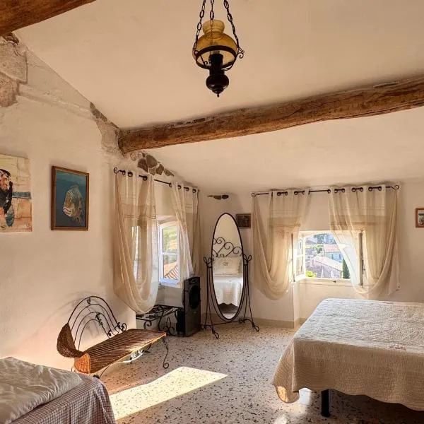 Chez les artistes, hotel v destinaci Servian