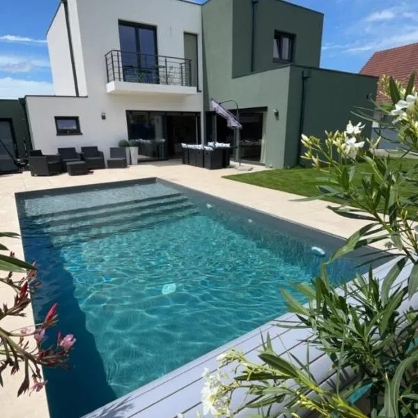Maison spacieuse au calme proche Colmar avec piscine, hotel in Niederentzen
