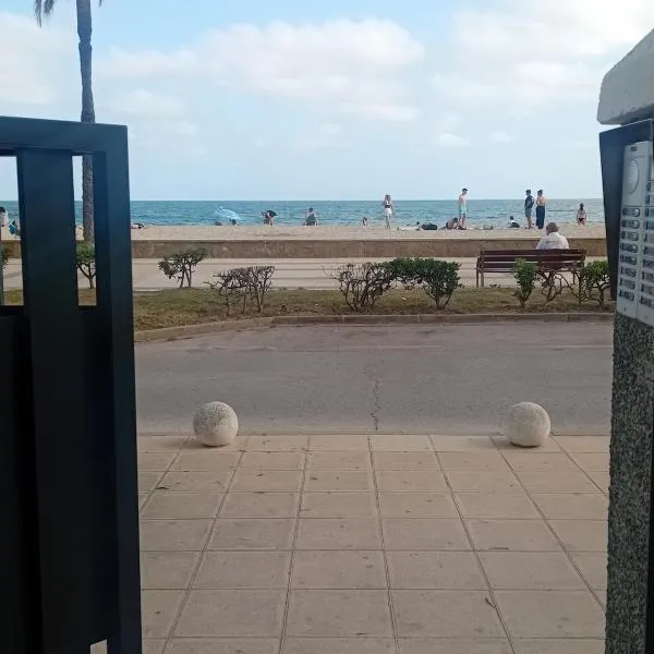 Apat sombrero A Cunit Beach, hotel in Cunit