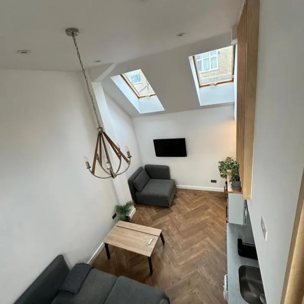 The garden house - the tiny house experience, hotel in Mitcham