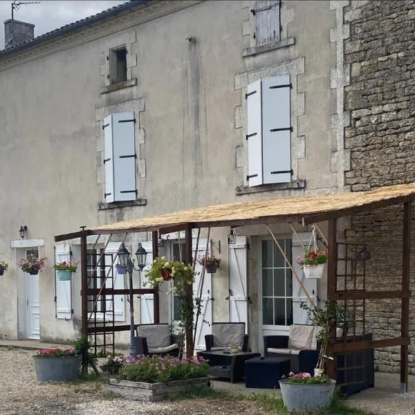 Large French Farmhouse, hotel v destinaci Néré