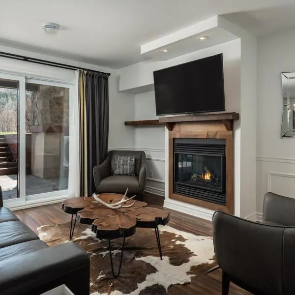Luxury ski-in ski-out condo in St-Sauveur 2 bedrooms，聖梭佛德蒙的飯店