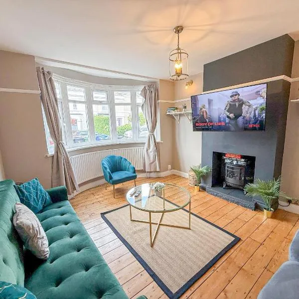 Spacious 3BDR House in New Malden with FREE Parking and Garden near Kingston upon Thames, Wimbledon & Raynes Park by NourNest Apartments، فندق في Worcester Park