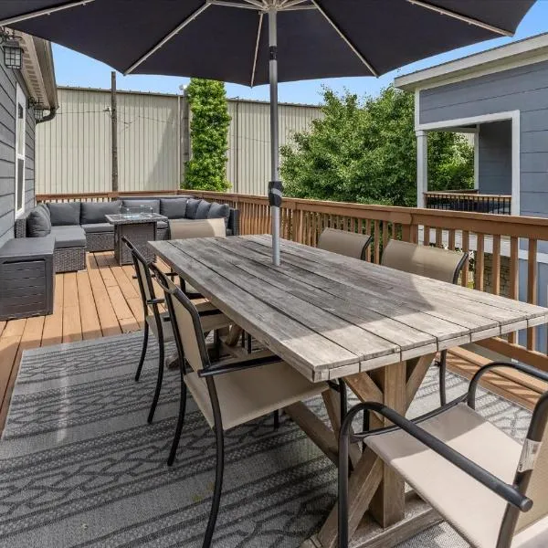 Beautiful Home with Huge Patio and Garage, hotel a Indianapolis