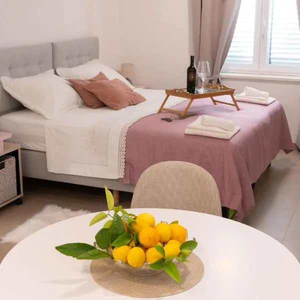 Pupi Studio Apartment Trogir, hotel in Trogir