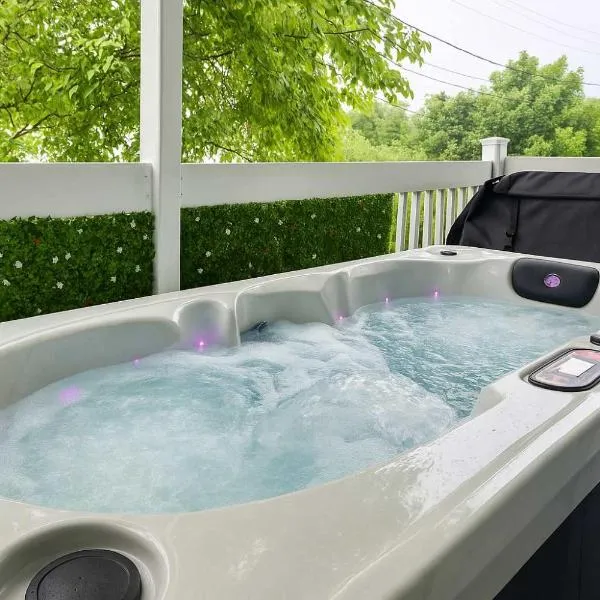The Coziest - Hot Tub - EV Chrger & Free Parking, hotel em Cidade de Quebec