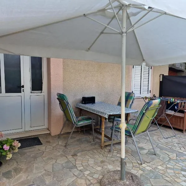 Apartments Mali Raj, hotel i Vranjic